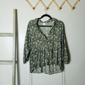 NO BOUNDARIES OLIVE AND WHITE FLOWY PEPLUM BLOUSE SIZE XL